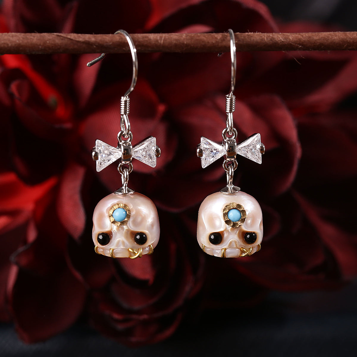Boucles d'oreilles à crochet crâne de perle de nœud