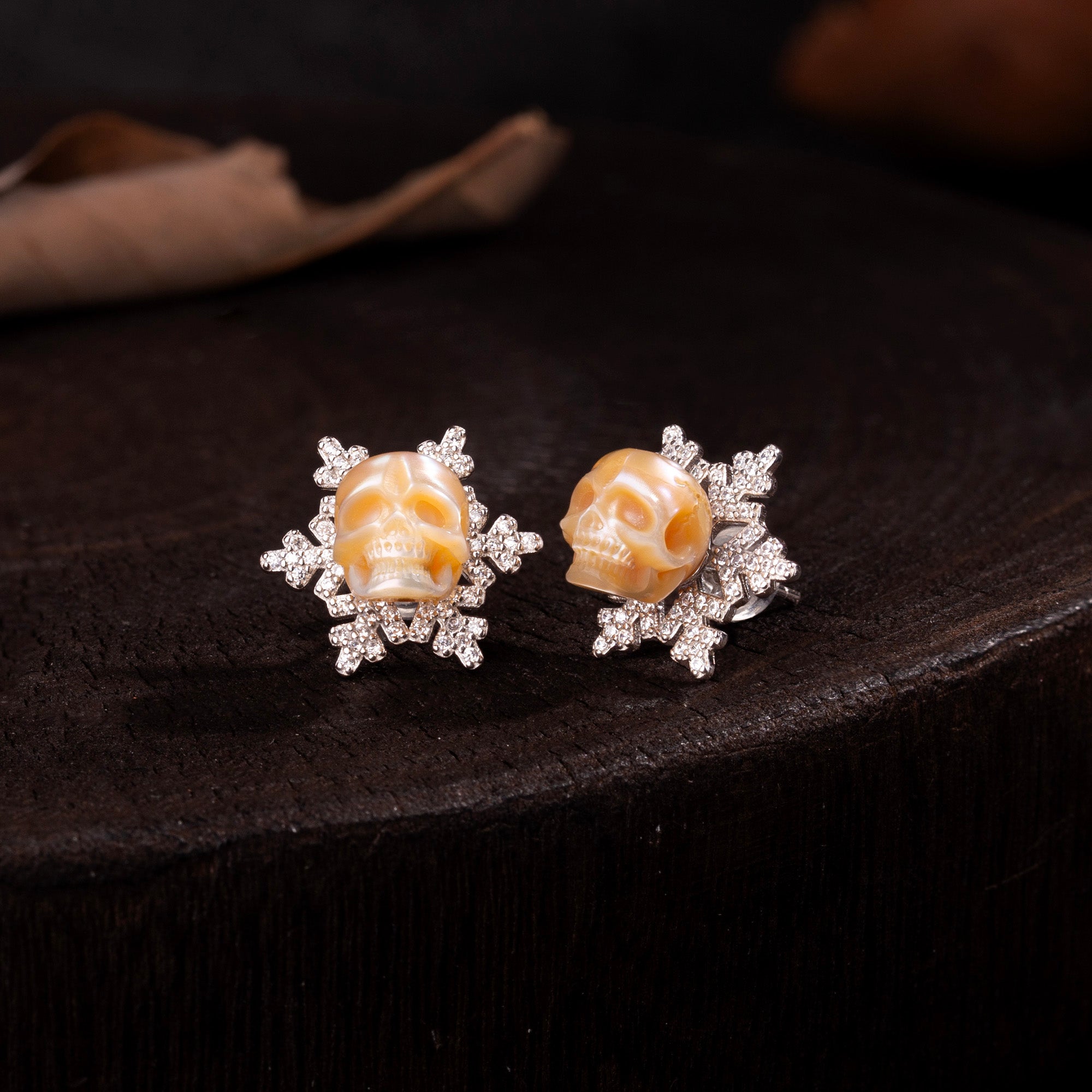 Kerstsneeuwvlok Zirkon Pearl Skull Stud -oorbellen