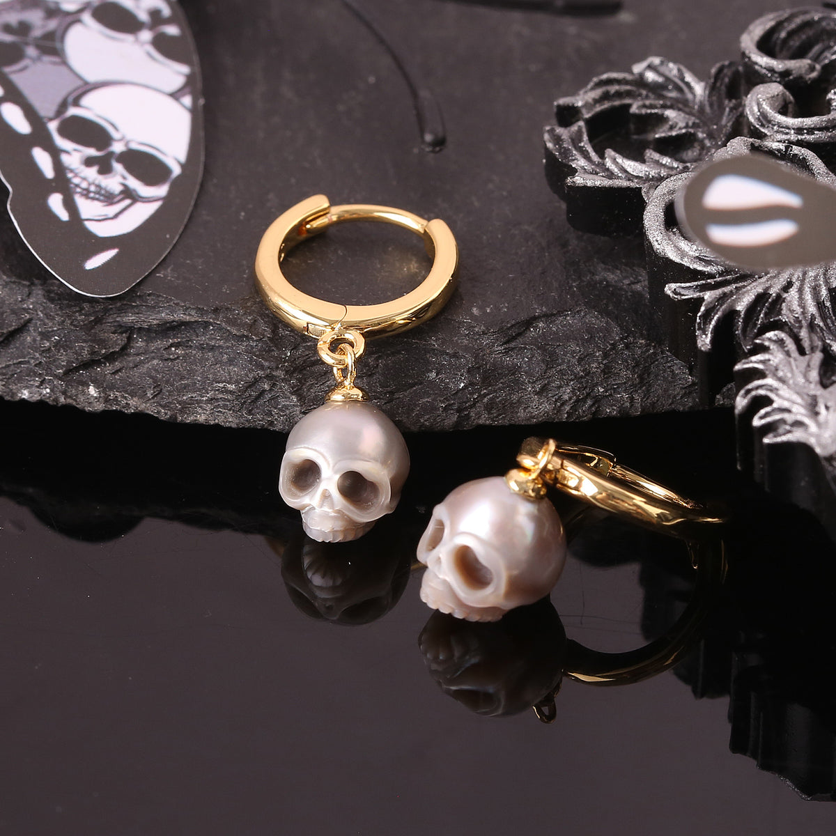 Orecchini classici di cerchio Huggie Drop cranio