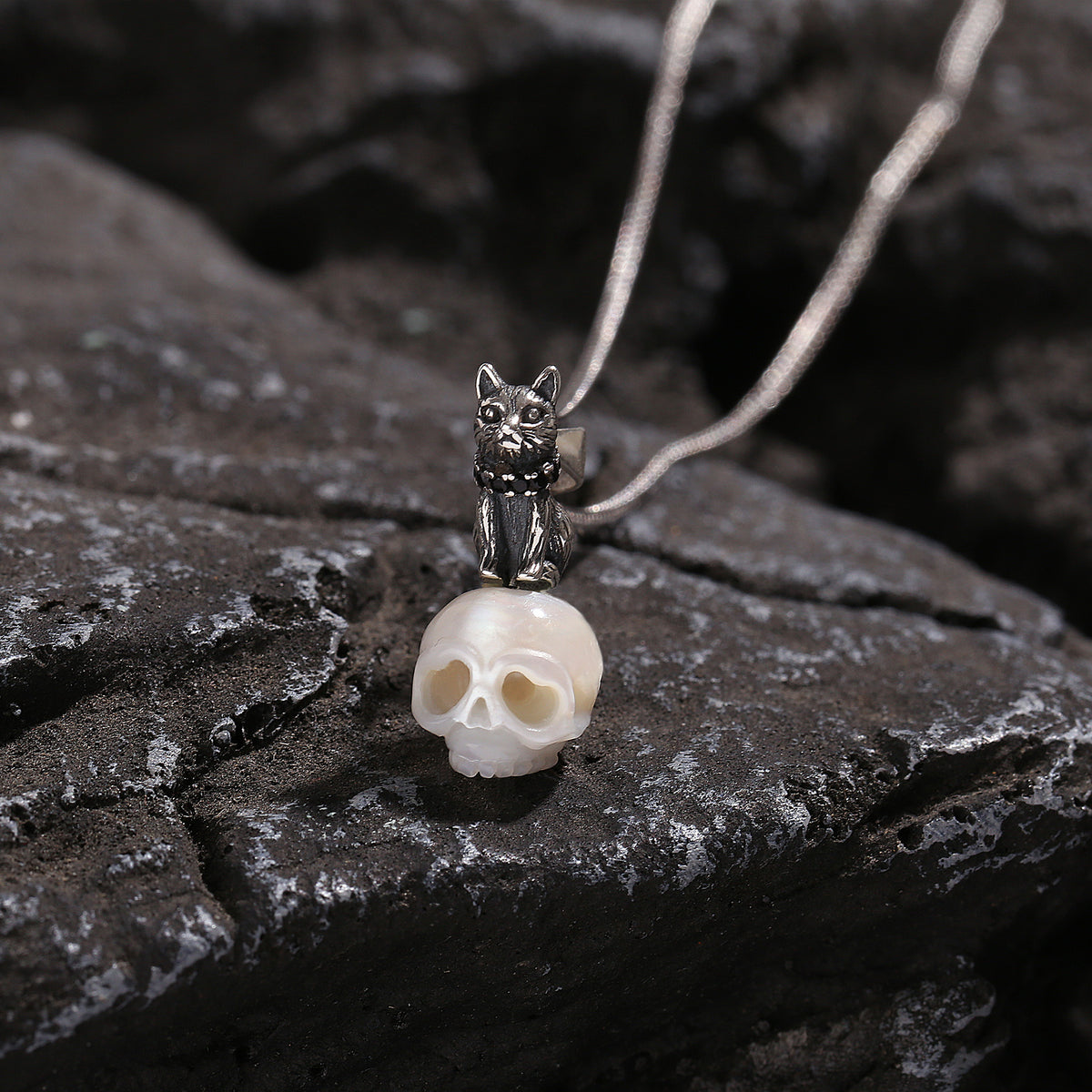 Distressed Celestial Cat Cranium Pearl Necklace-White
