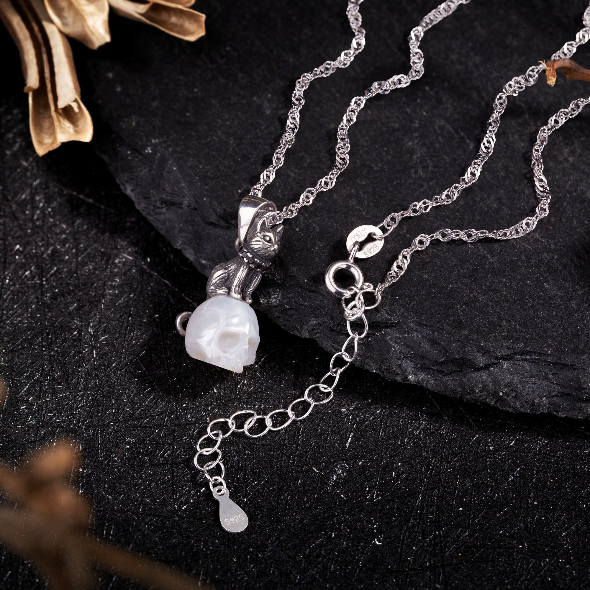 Halskette mit Perlen-Totenkopf im Used-Look