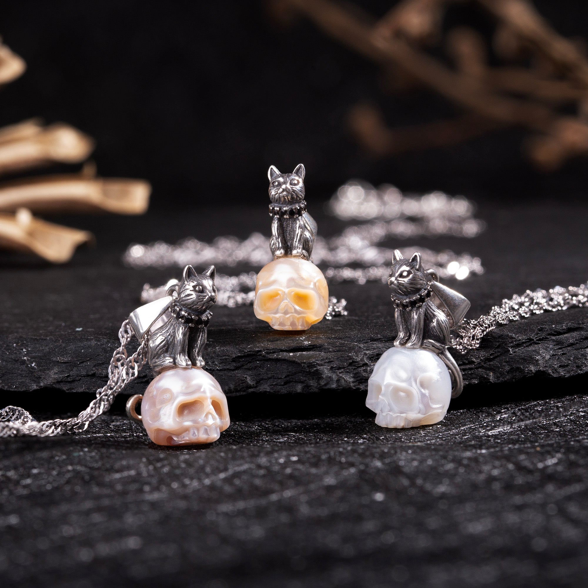 Halskette mit Perlen-Totenkopf im Used-Look