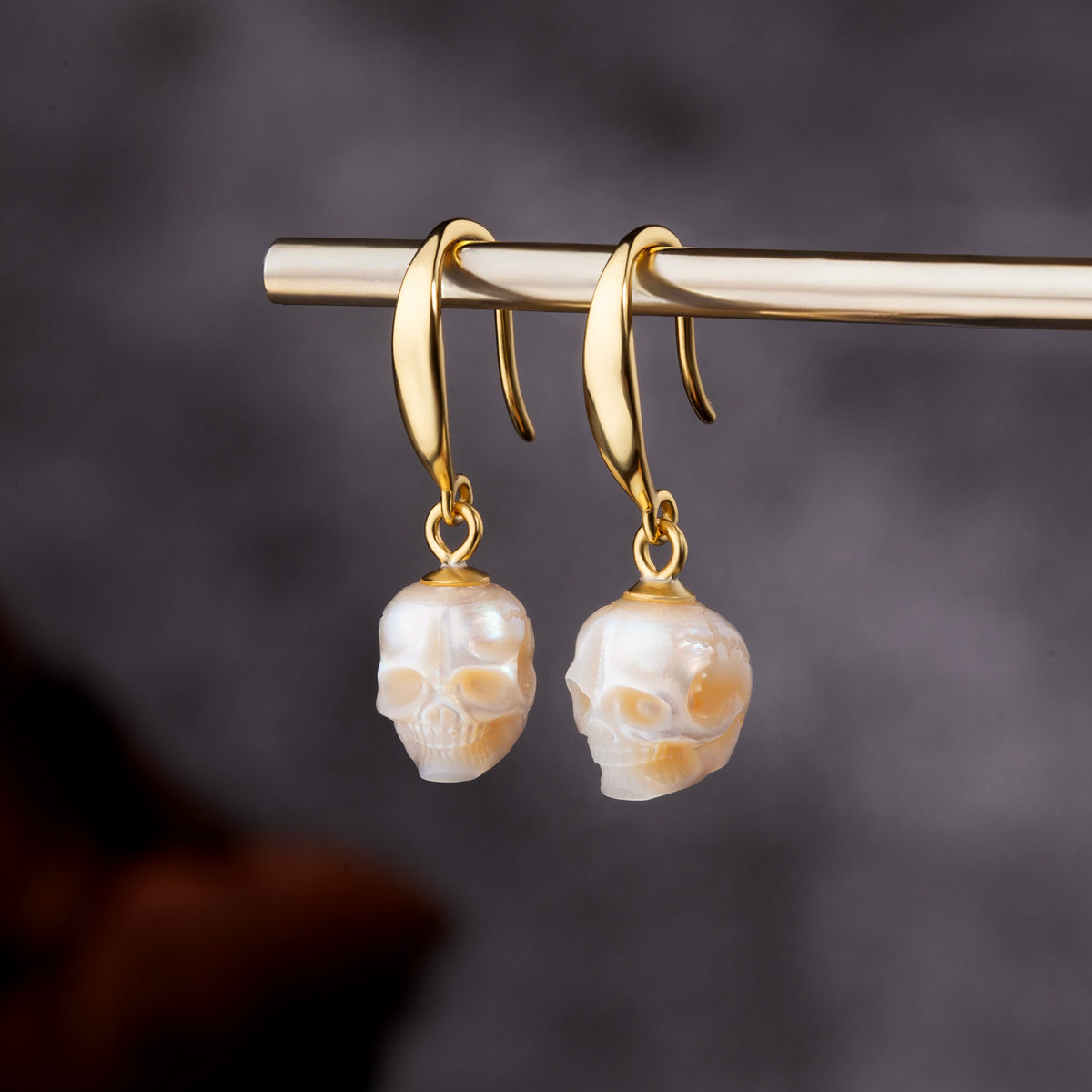 Boucles d'oreilles à crochet de crâne perlé conique