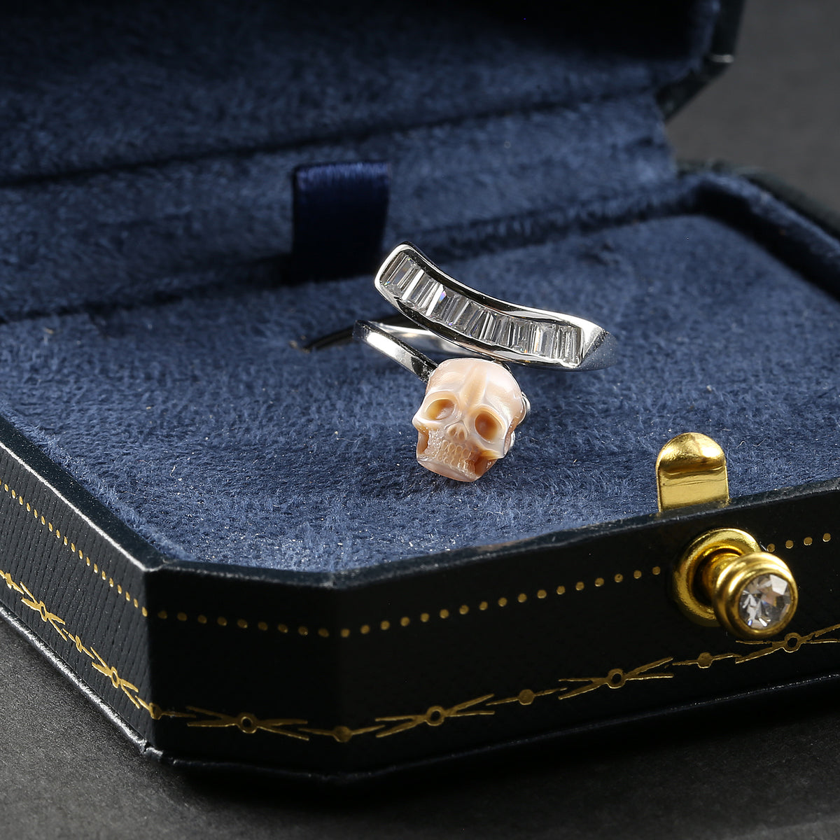Offener Ring mit Edelstein-Cluster-Perlenschädel