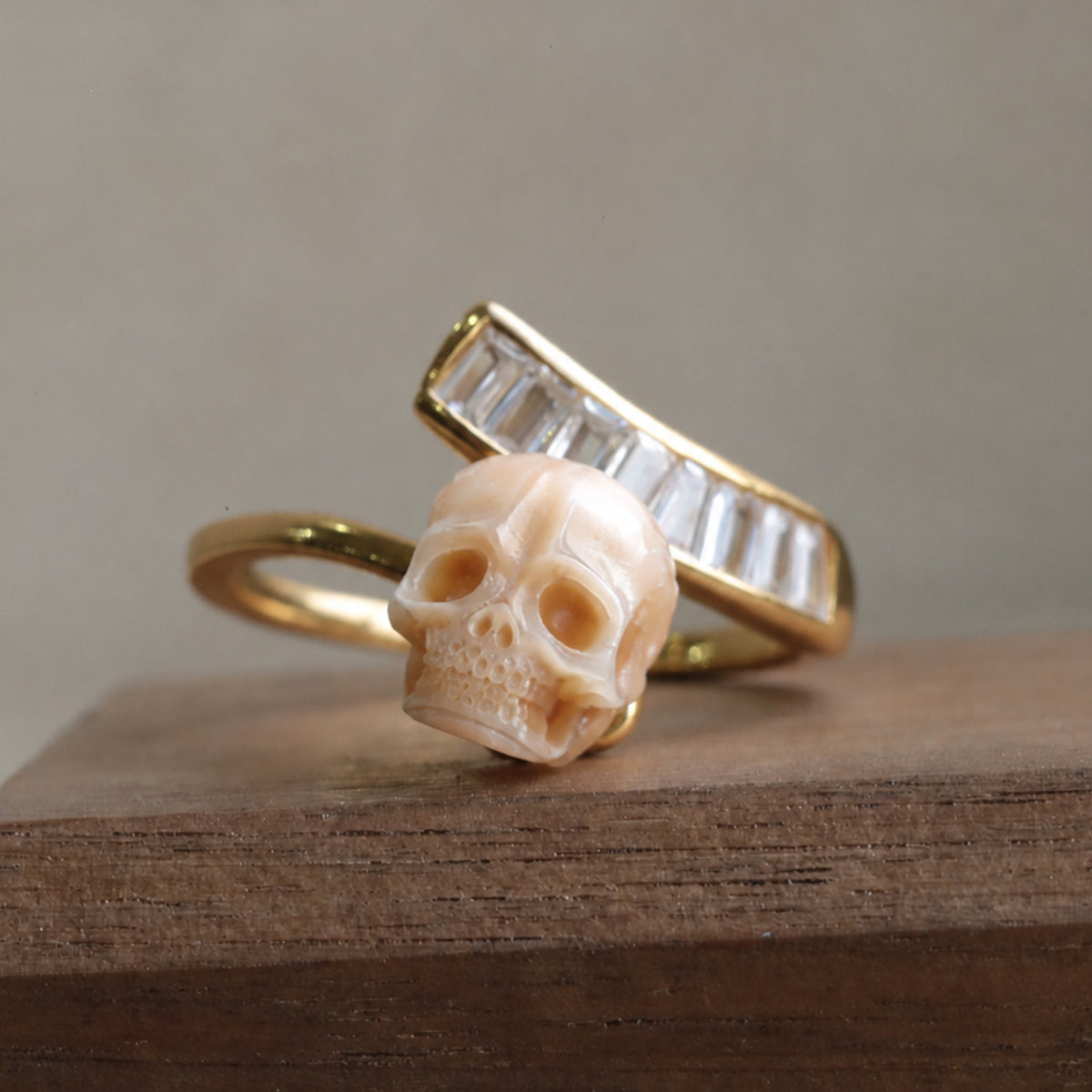 Offener Ring mit Edelstein-Cluster-Perlenschädel