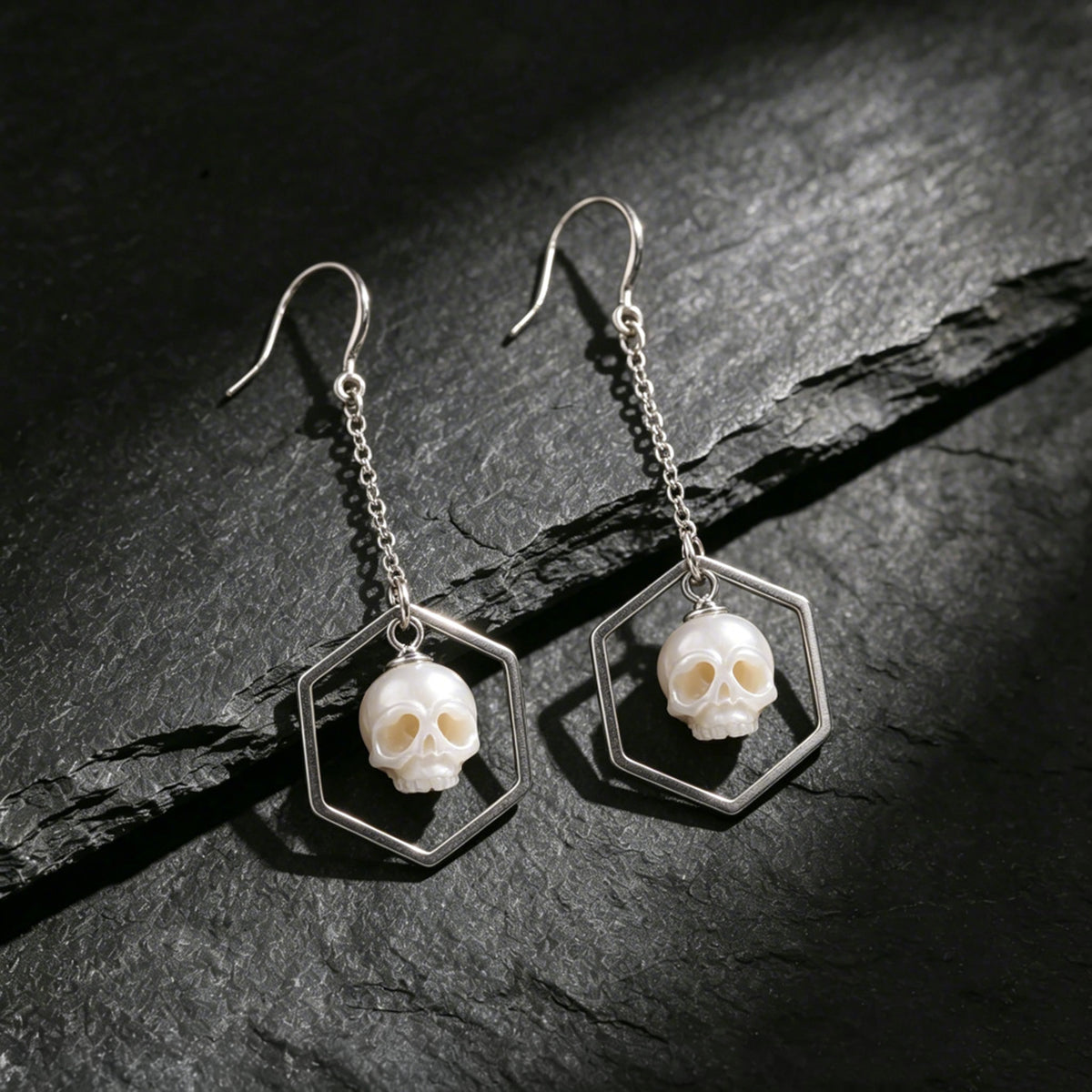Boucles d'oreilles Classic Skull Pearl Drop Huggie