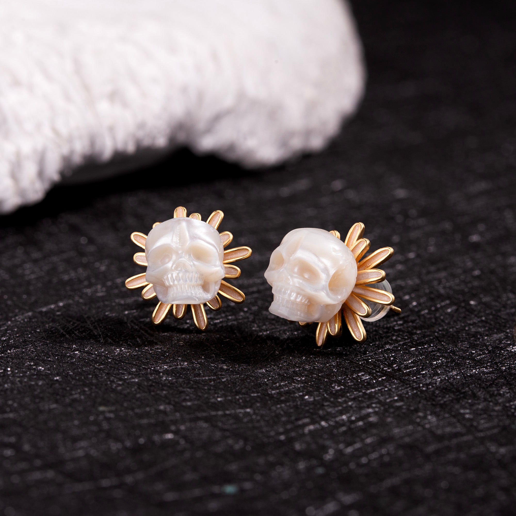 Orecchini a bobina di perle floreali Golden Daisy