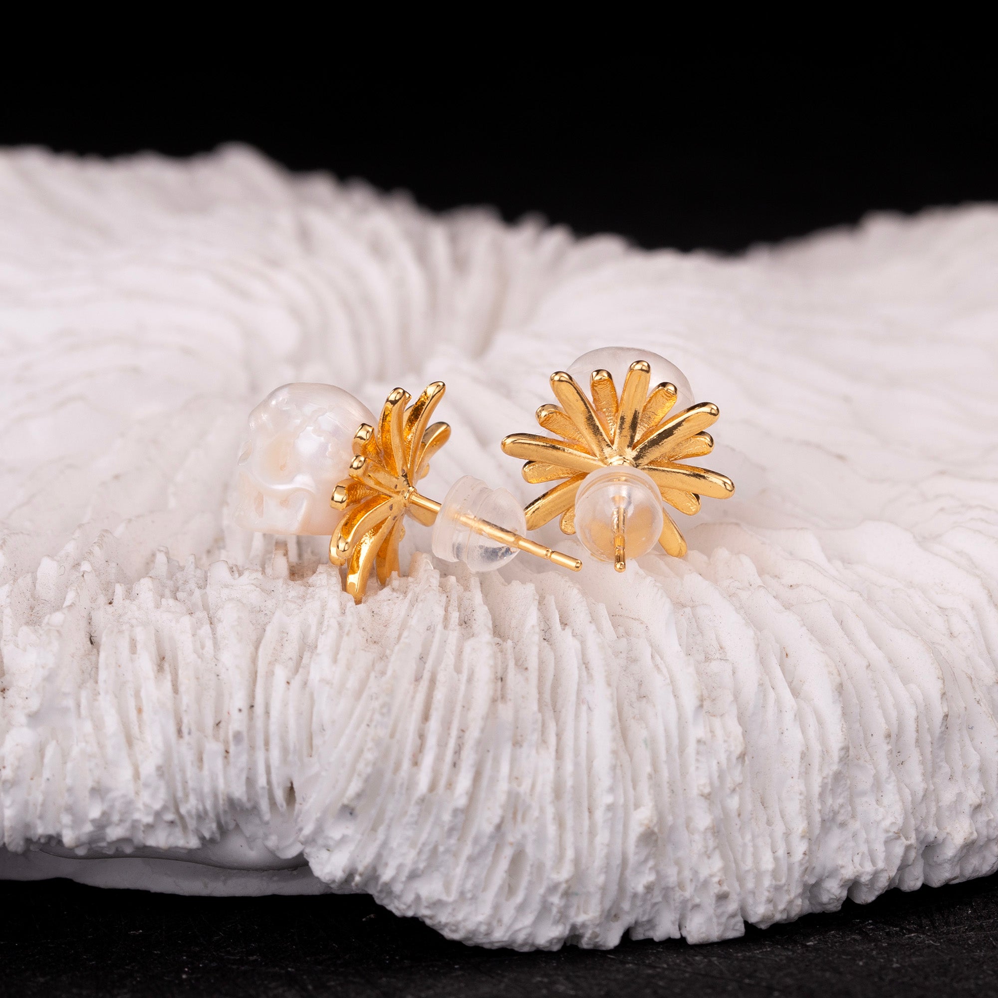 Orecchini a bobina di perle floreali Golden Daisy