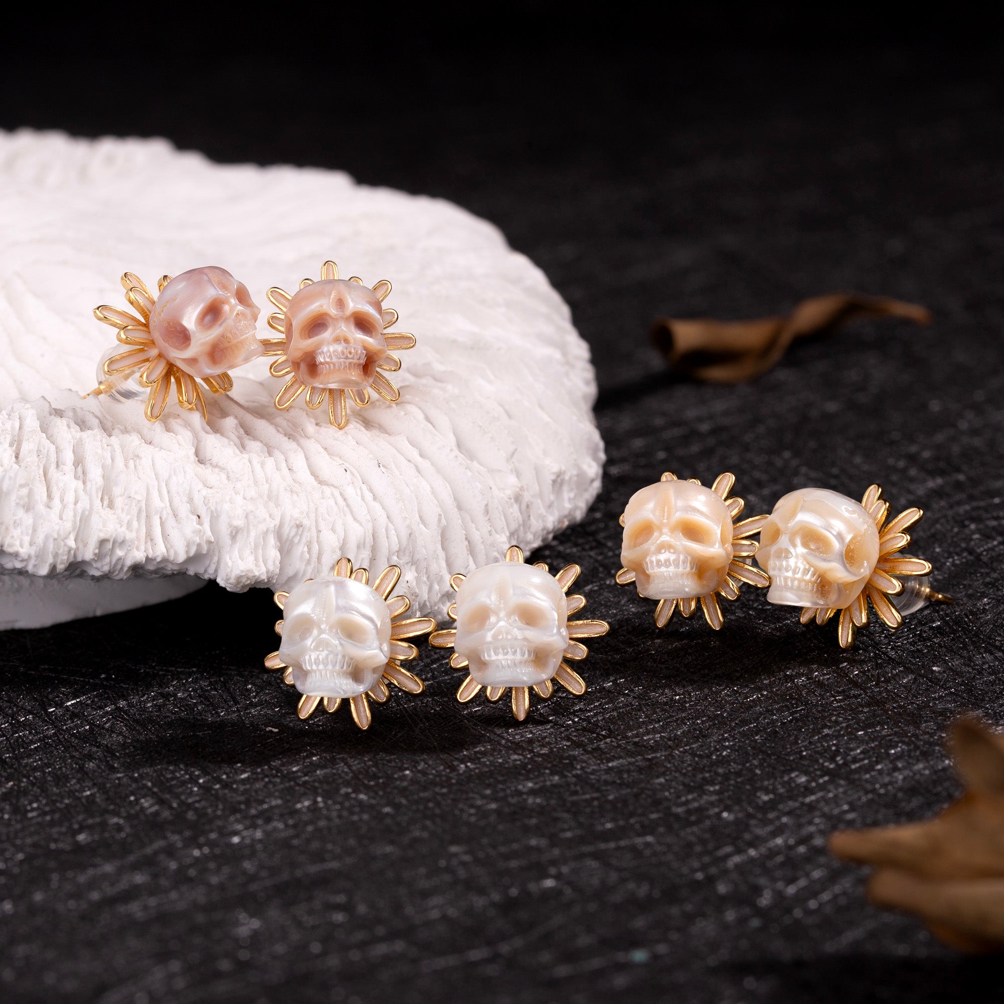 Orecchini a bobina di perle floreali Golden Daisy