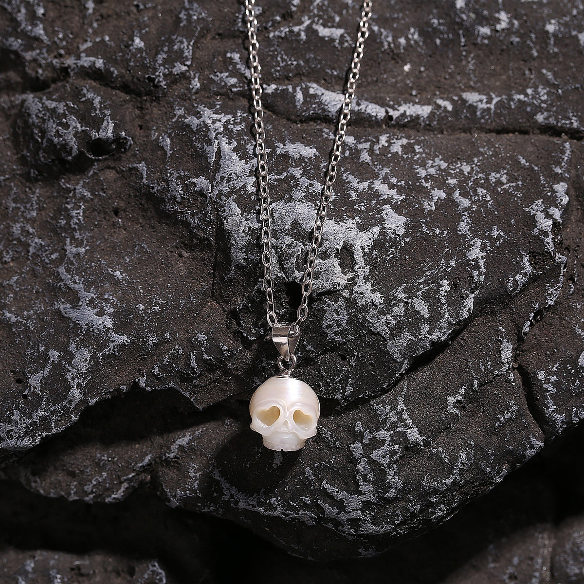 Hand-carved Gothic Cranium Pearl Pendant Necklace-White