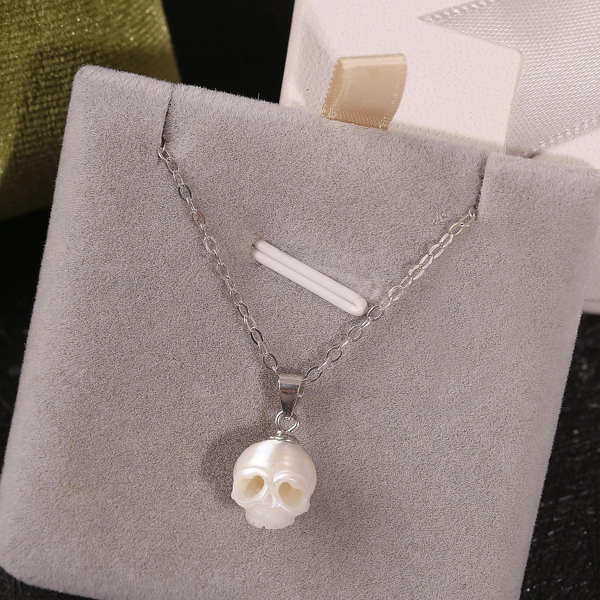 Hand-carved Gothic Cranium Pearl Pendant Necklace-White