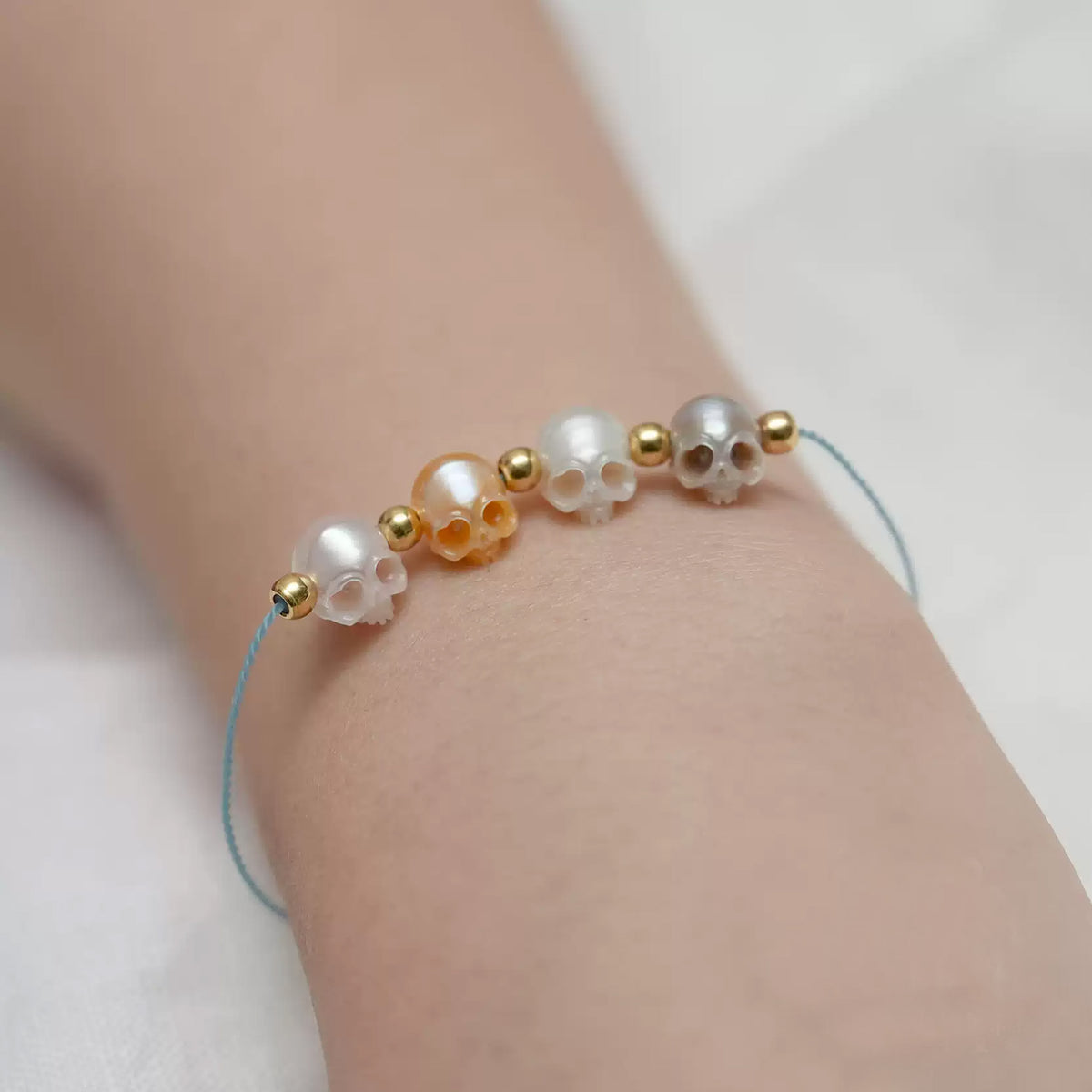 Boucles d'oreilles argileuses artisanales «la fille avec une boucle d'oreille de perle»