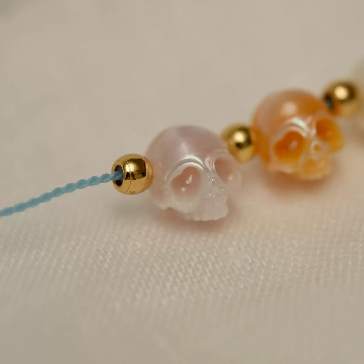 Boucles d'oreilles argileuses artisanales «la fille avec une boucle d'oreille de perle»