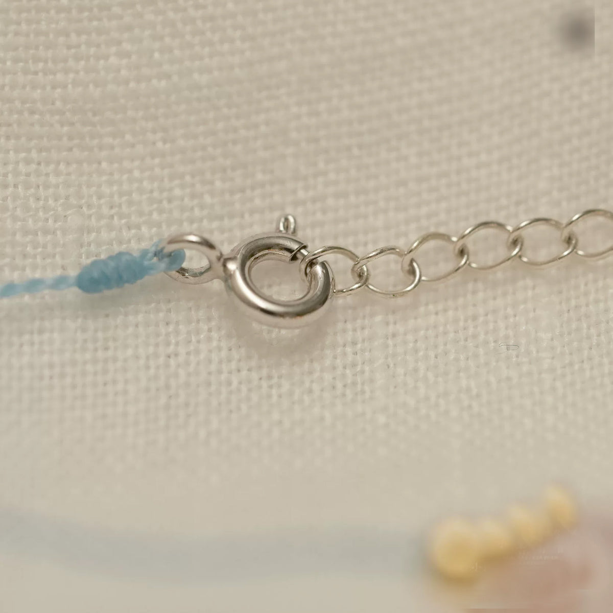 Boucles d'oreilles argileuses artisanales «la fille avec une boucle d'oreille de perle»