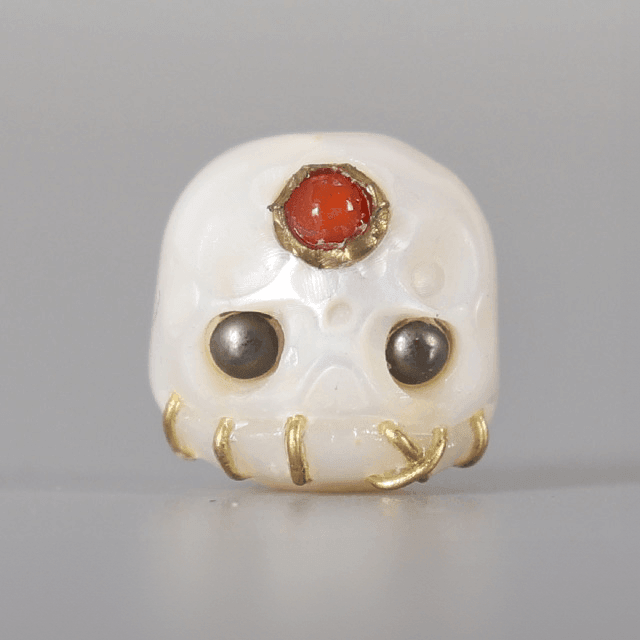 Belle Juri Ivory White Pearl Carved Śmaśana Skull Bead With Black Eyes