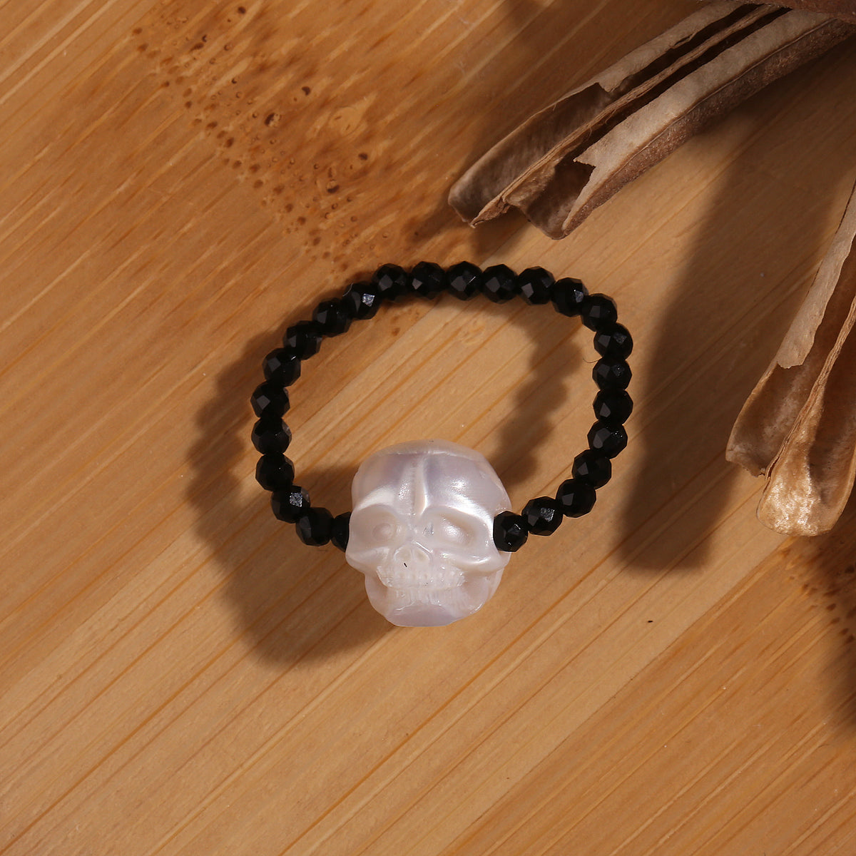 Handgemaakte zwarte spinel parelschedelbarned ring