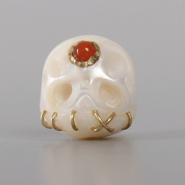 Belle Juri Natural Pearl Śmaśana Skull Bead