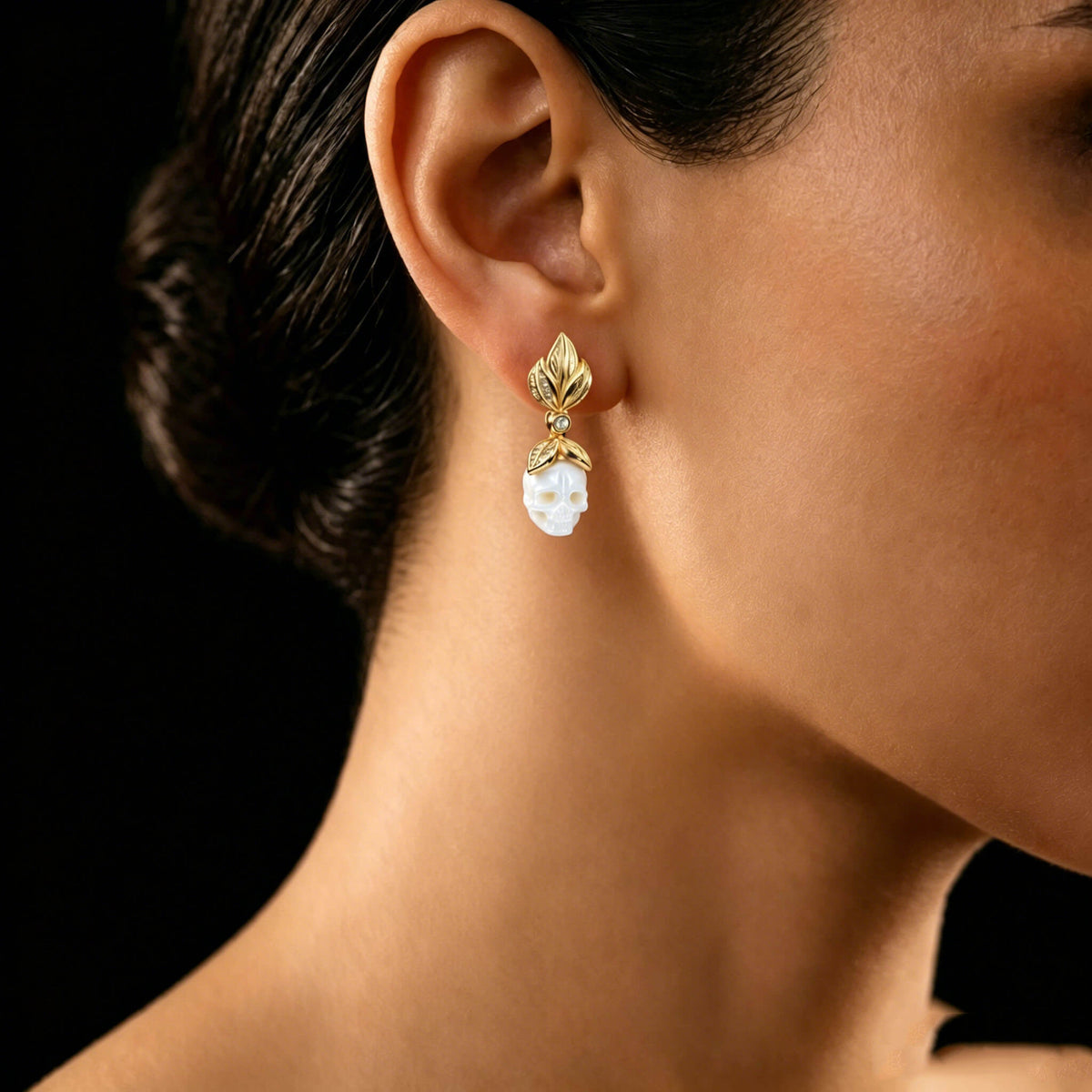 Boucles d'oreilles de crâne de perle de feuille mate