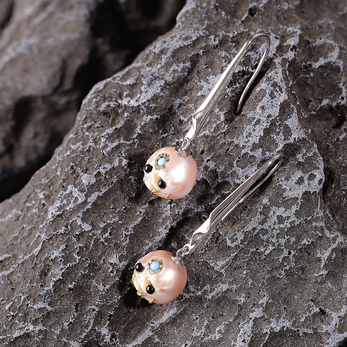 Minimalist Pearl Śmaśana Skull Hook Earrings