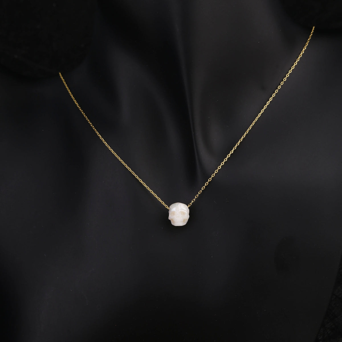 Collana minimalista del cranio perla