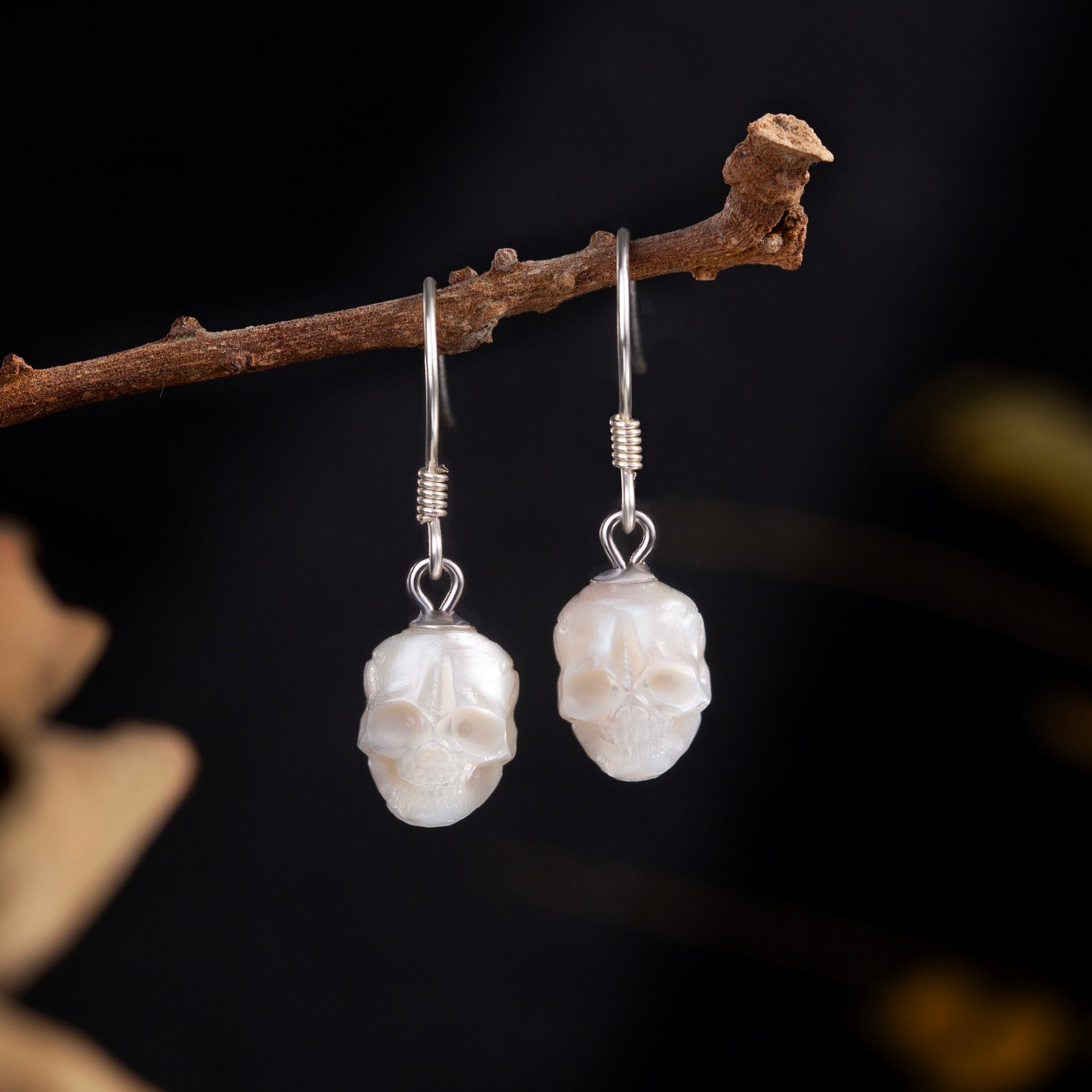 Boucles d'oreilles de gouttes de perle de crâne minimaliste