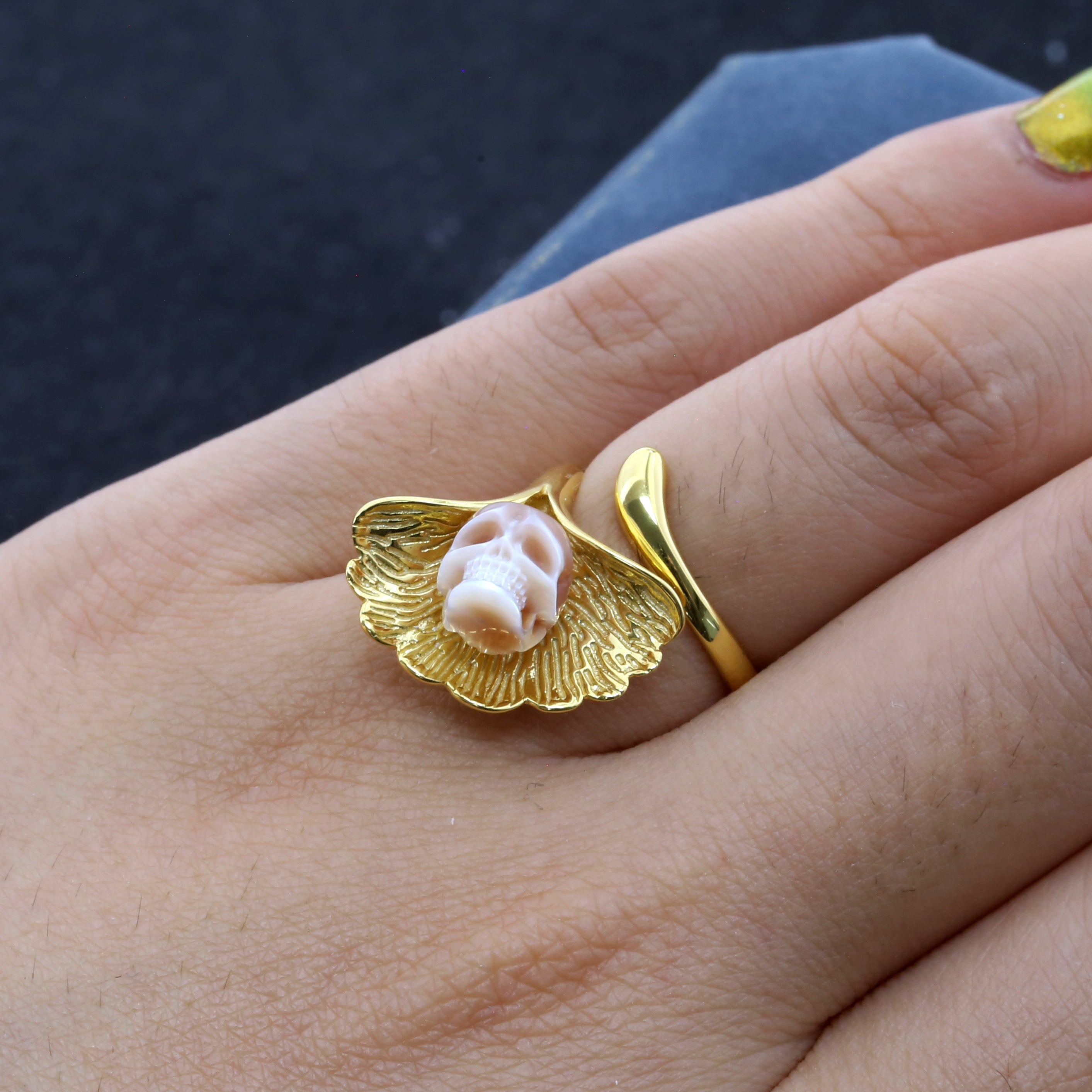 Naturalistic Charm Pearl Skull Vine Twist Inlaid Ring-Belle Juri