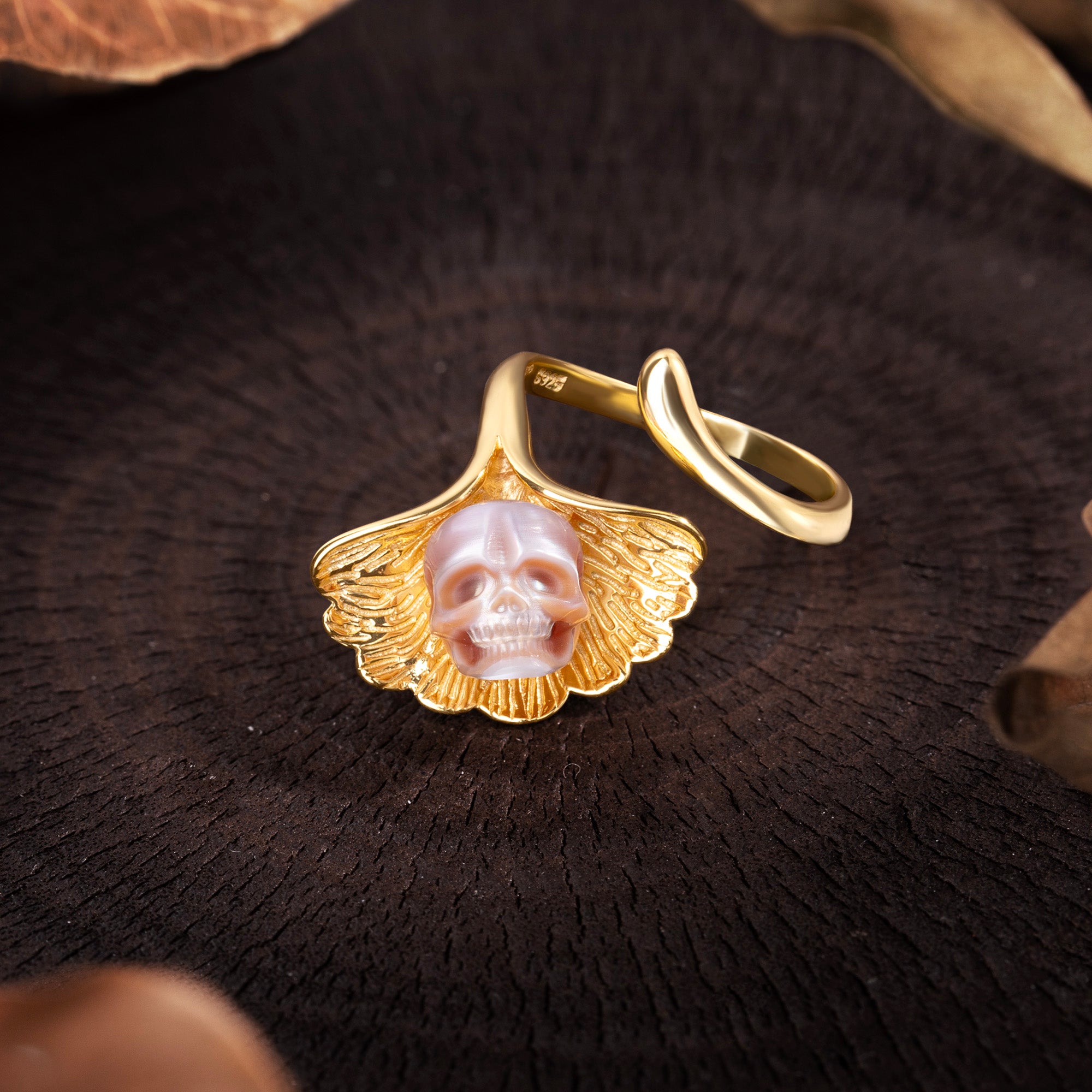 Encanto naturalista anillo de cráneo de perla de hoja de ginkgo