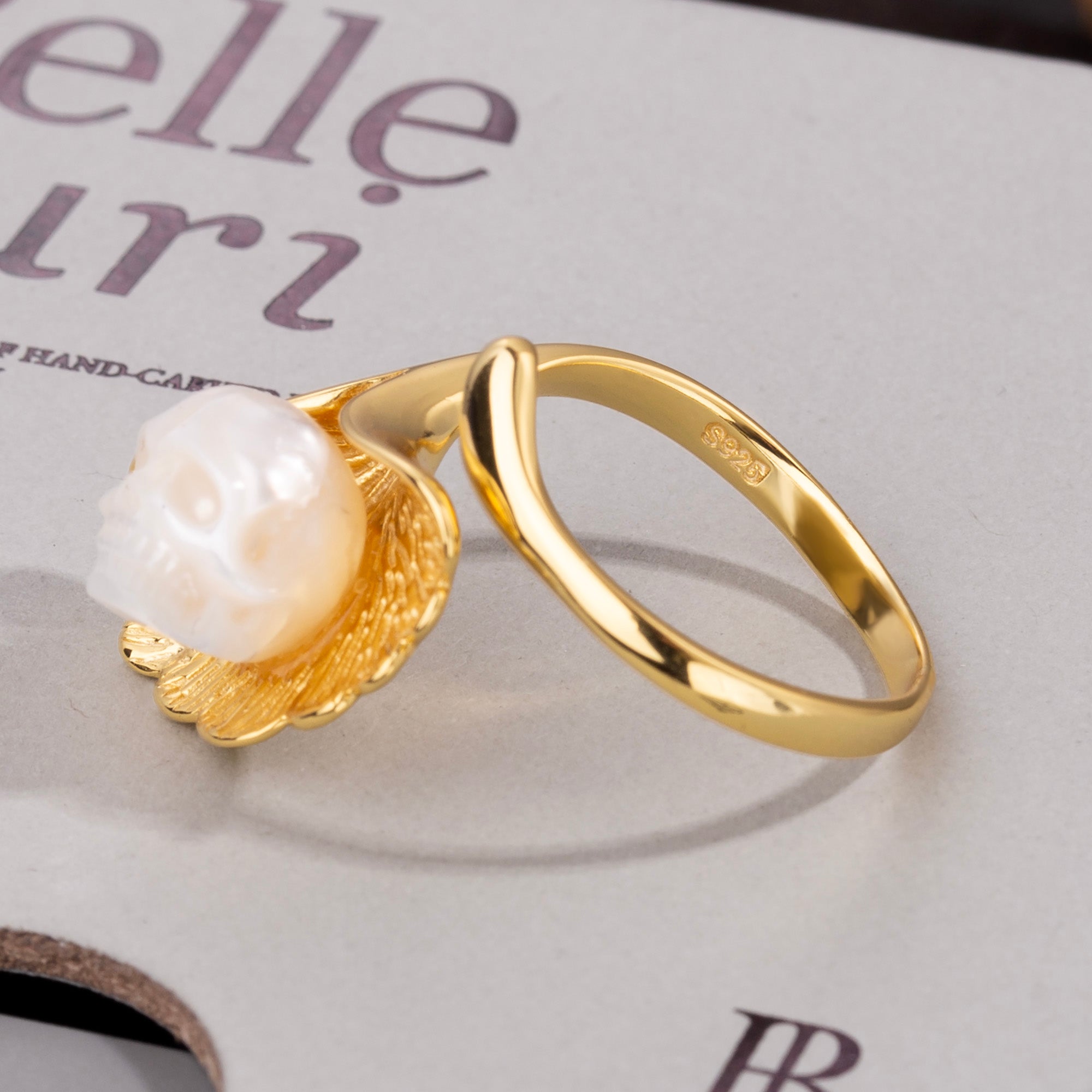 Encanto naturalista anillo de cráneo de perla de hoja de ginkgo