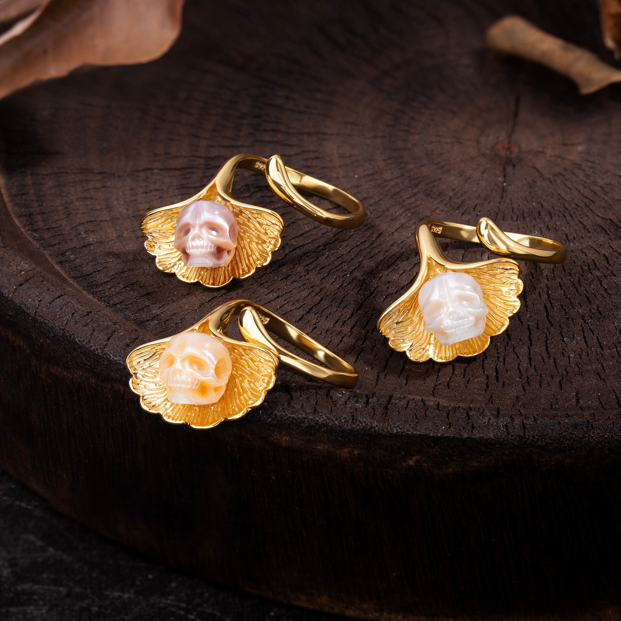 Encanto naturalista anillo de cráneo de perla de hoja de ginkgo