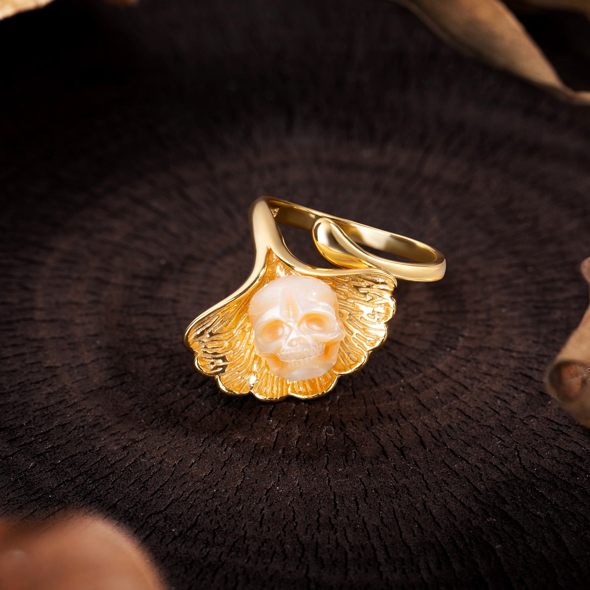 Encanto naturalista anillo de cráneo de perla de hoja de ginkgo