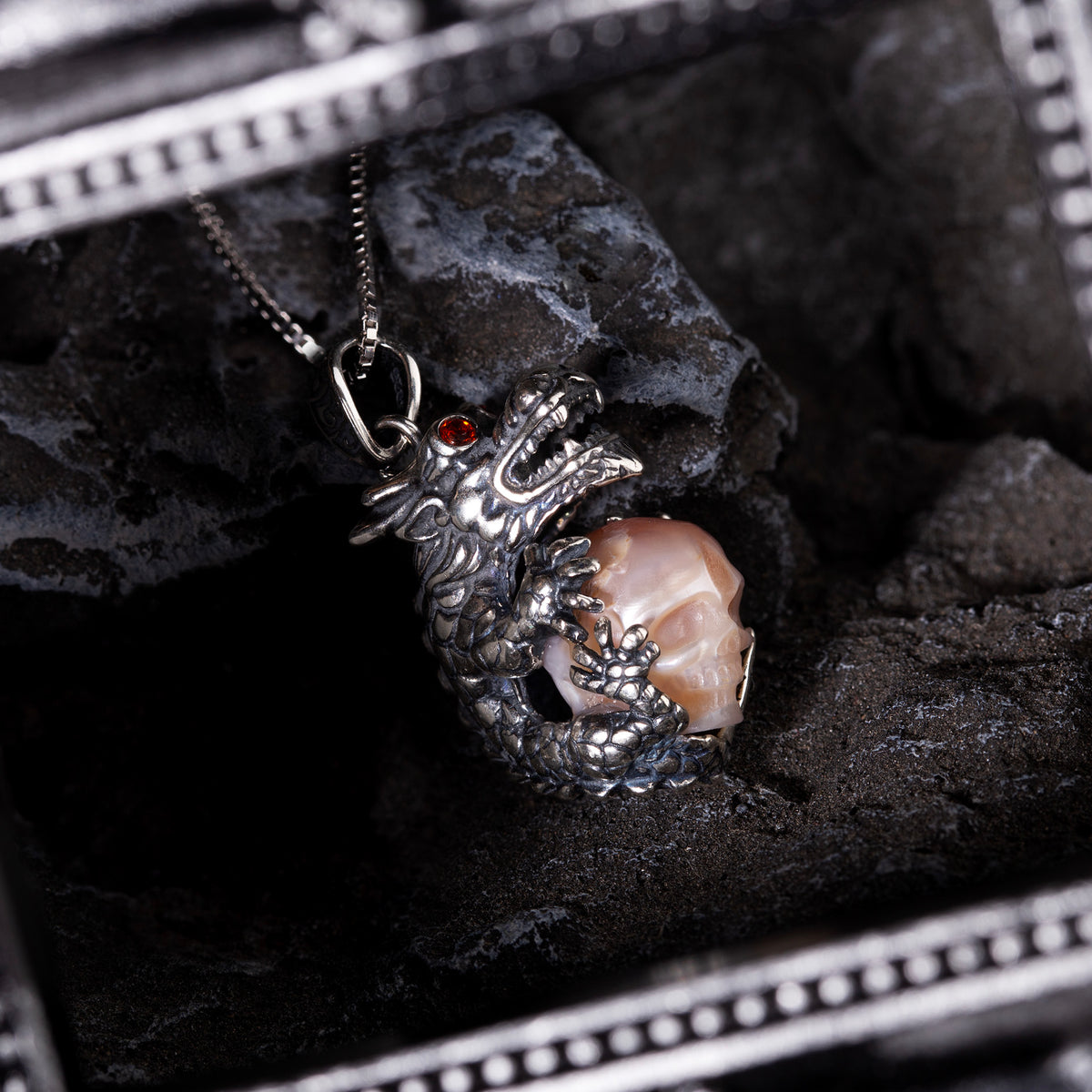 Dragon che tiene la collana a ciondolo per cranio perla