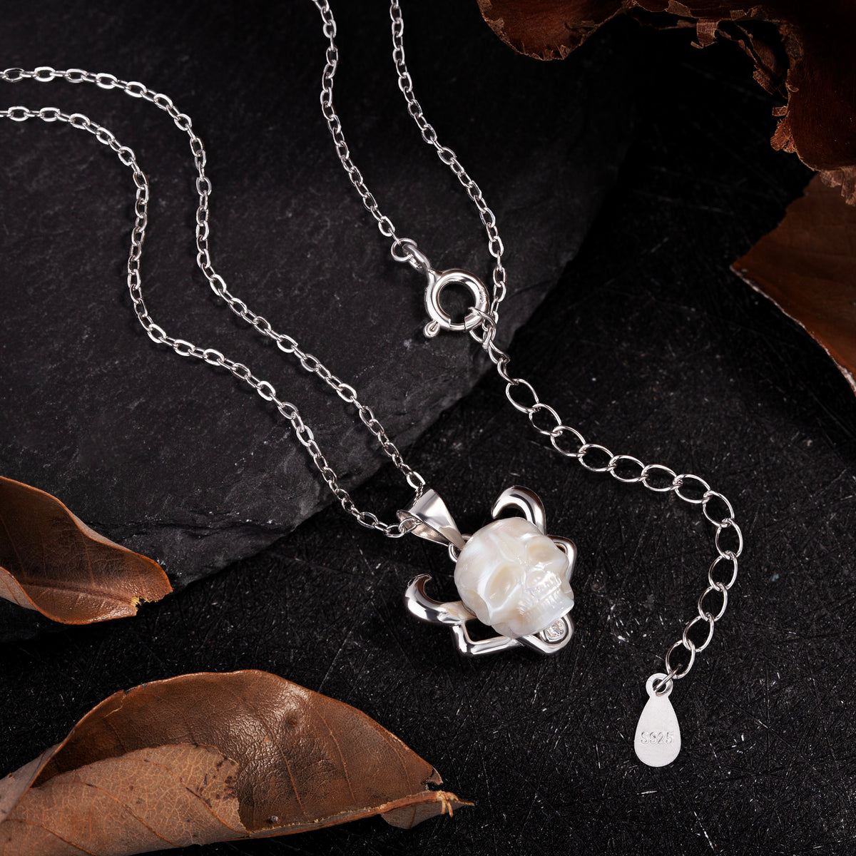 12 Signos del zodiaco Collar Taurus Pearl Skull