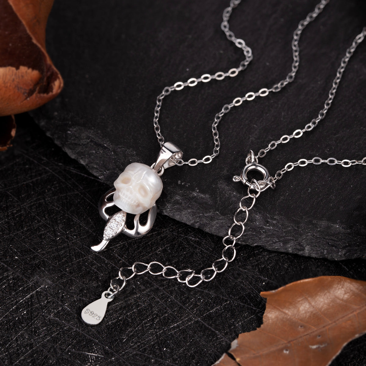 12 Signes du zodiaque Collier Scorpio Pearl Skull