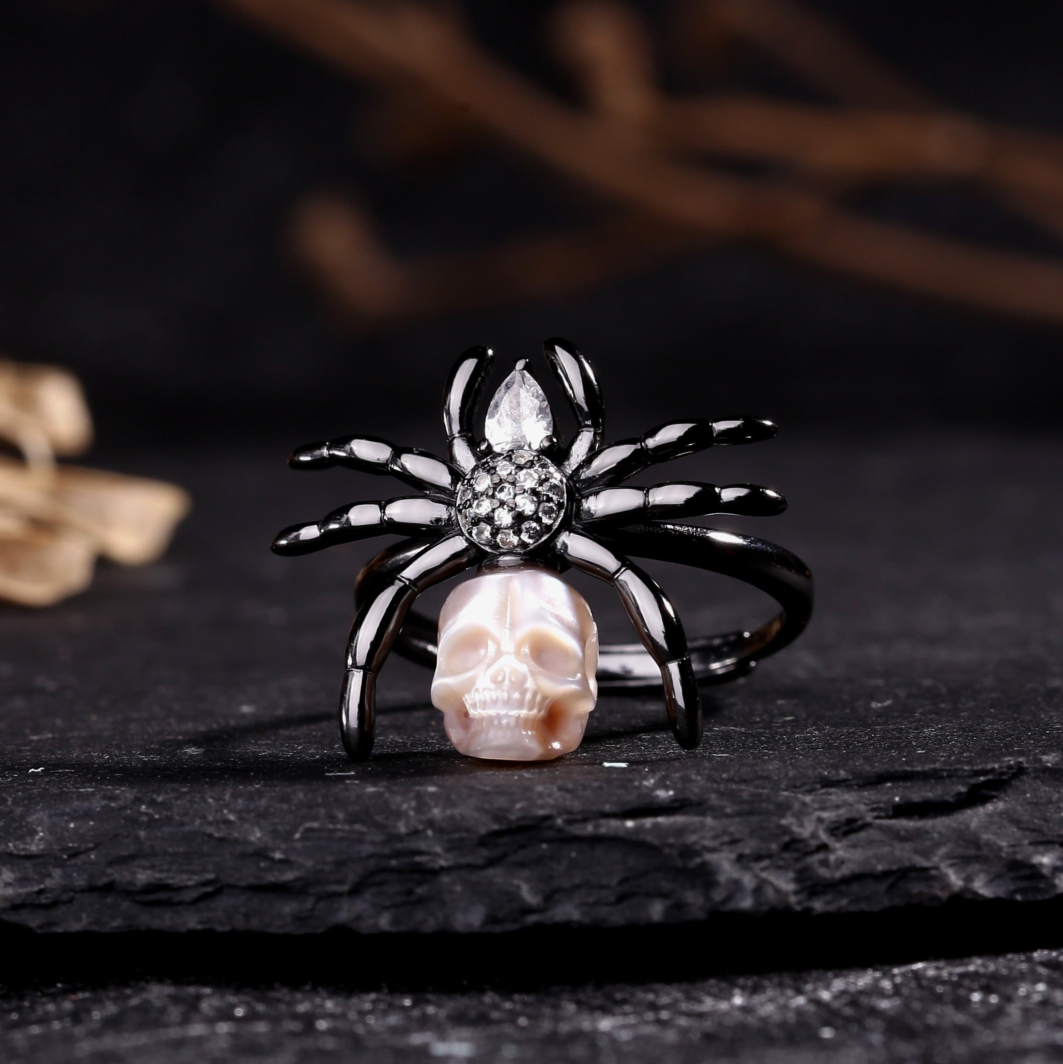 Anello per cranio perle in pietra taglio a pera