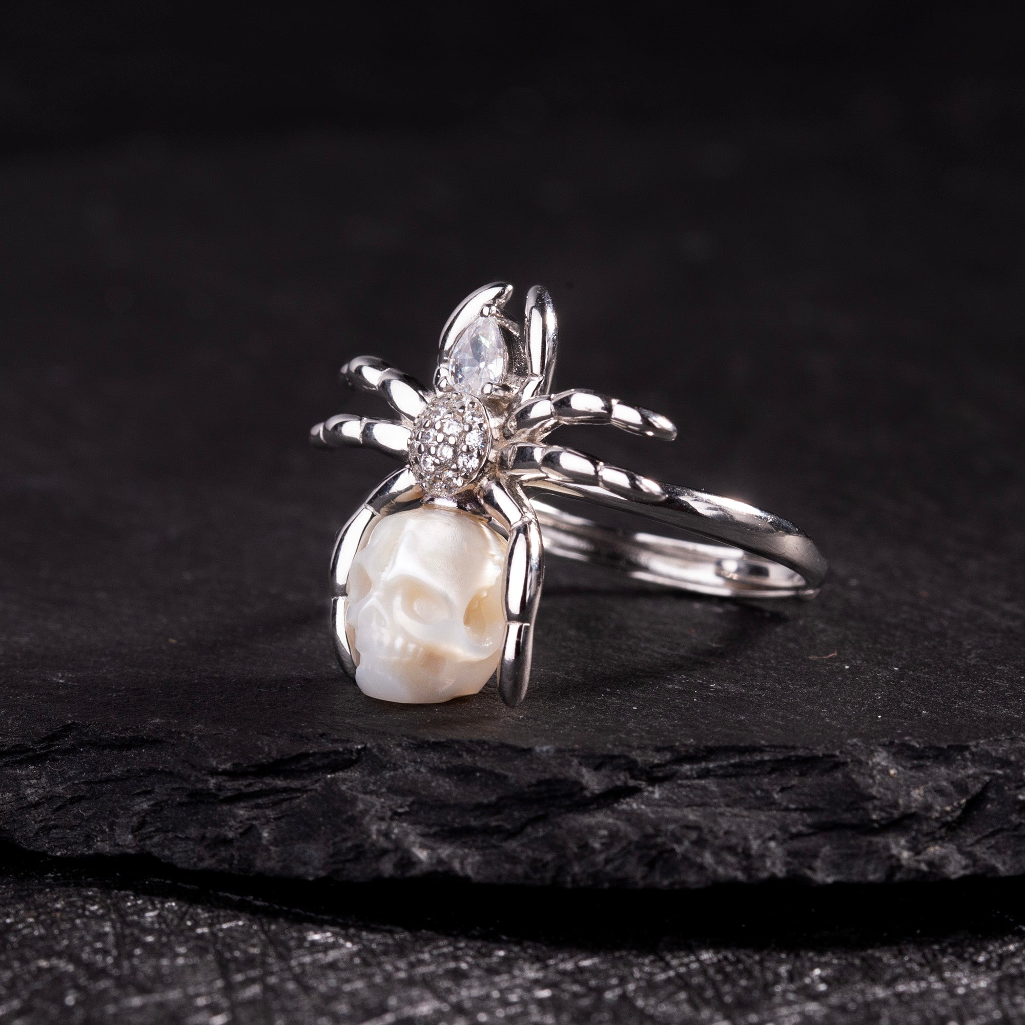 Anello per cranio perle in pietra taglio a pera