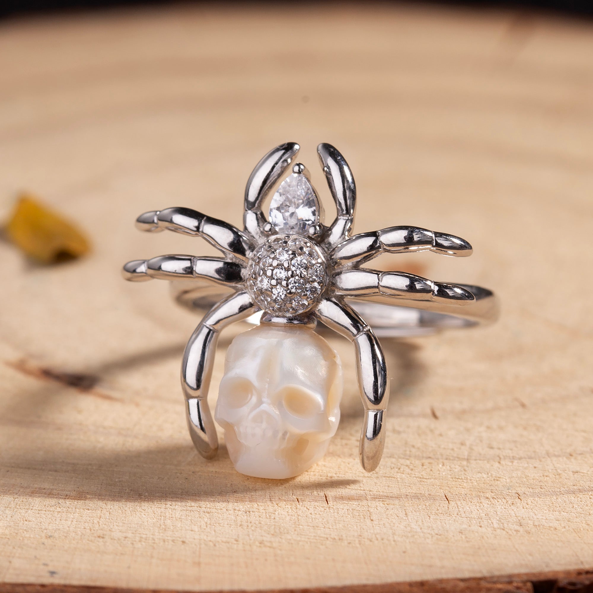 Anello per cranio perle in pietra taglio a pera