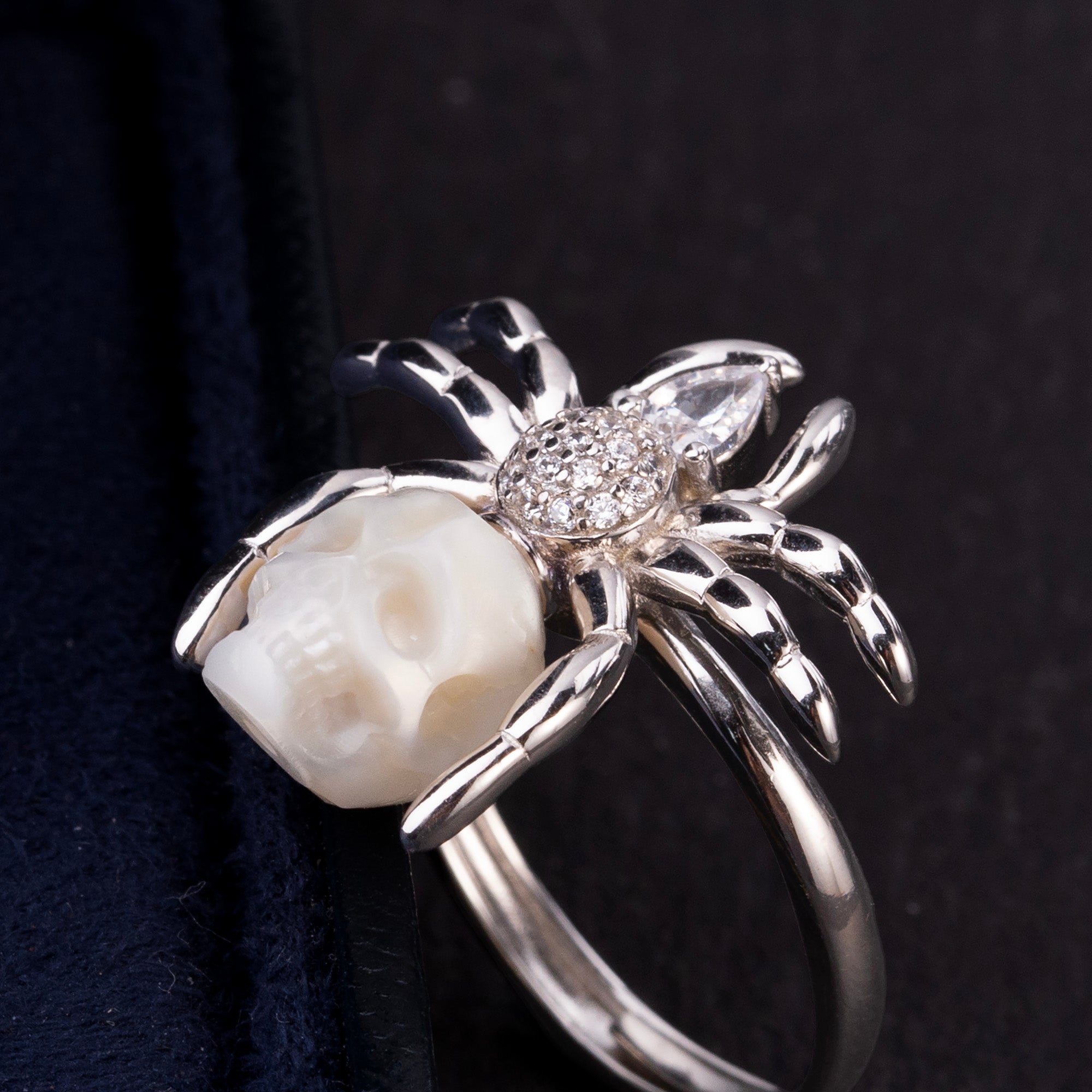 Anello per cranio perle in pietra taglio a pera