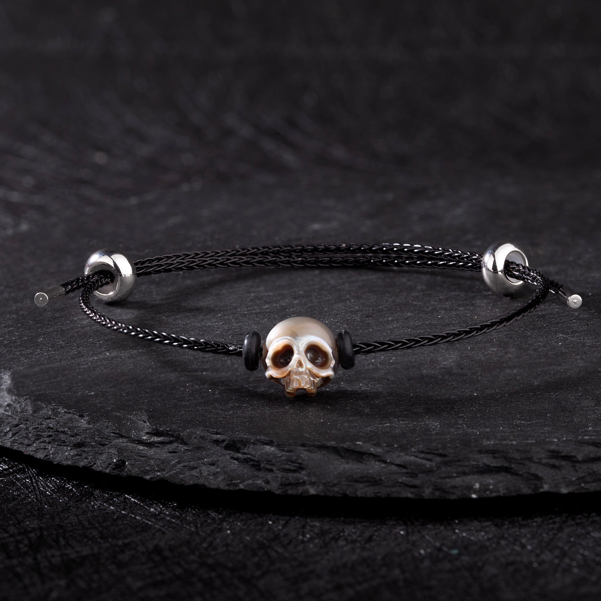 Braccialetto di corda nera del cranio perla
