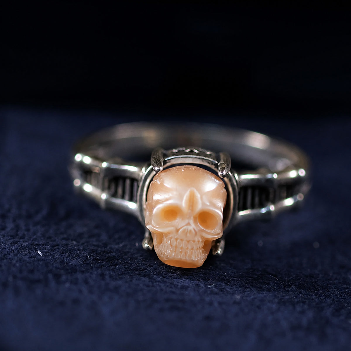 Anello della colonna vertebrale in argento sterling del cranio perla