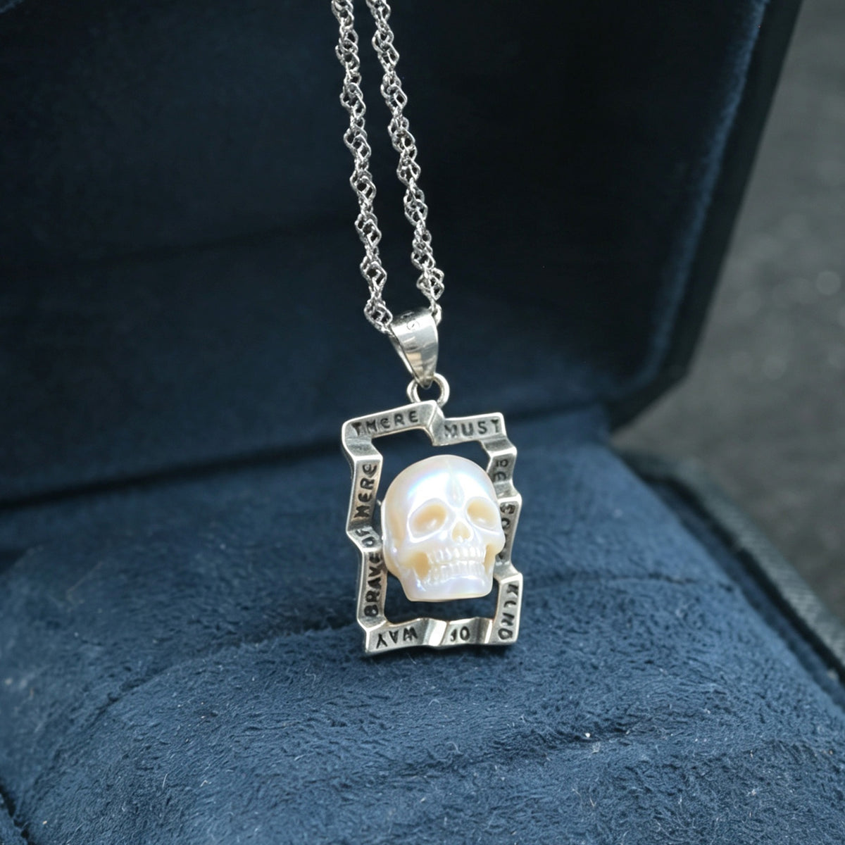 Collier gravé à inscription carrée unique du crâne de perle