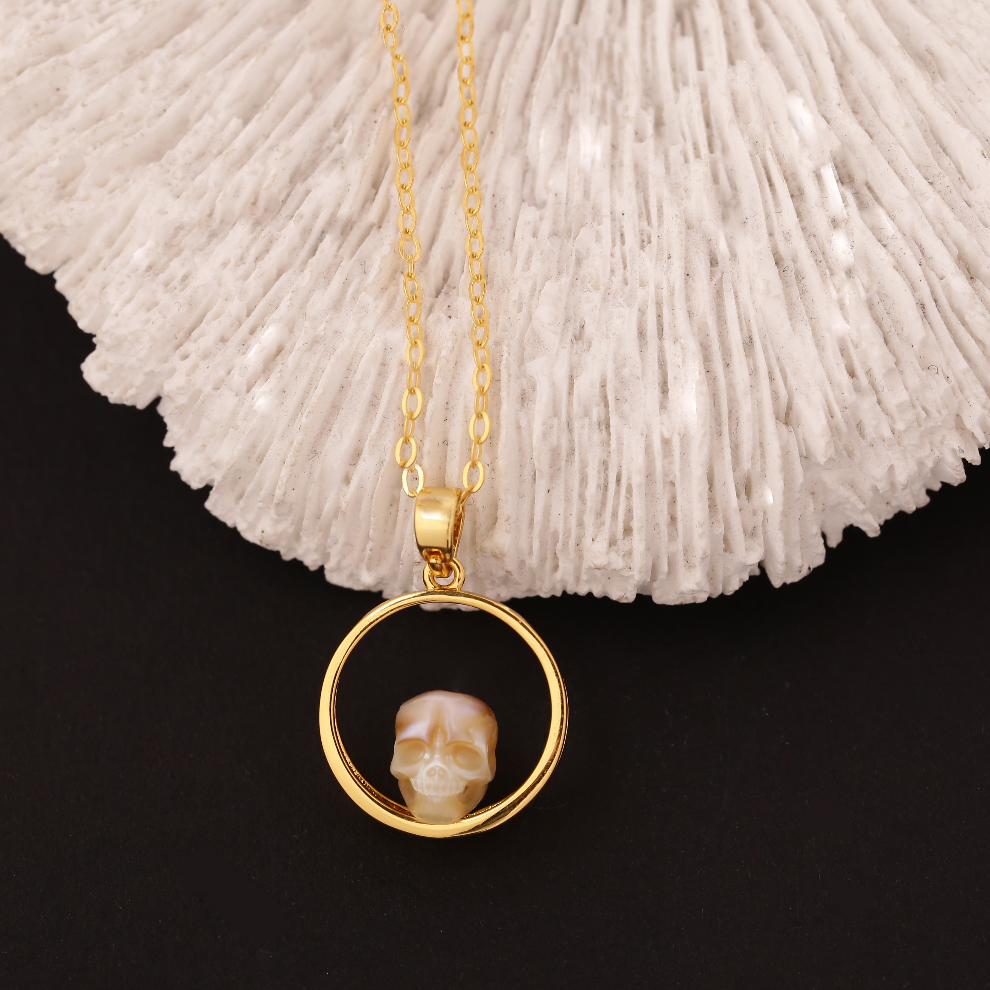 Pearl_Skull_on_Ring_Band_Penda