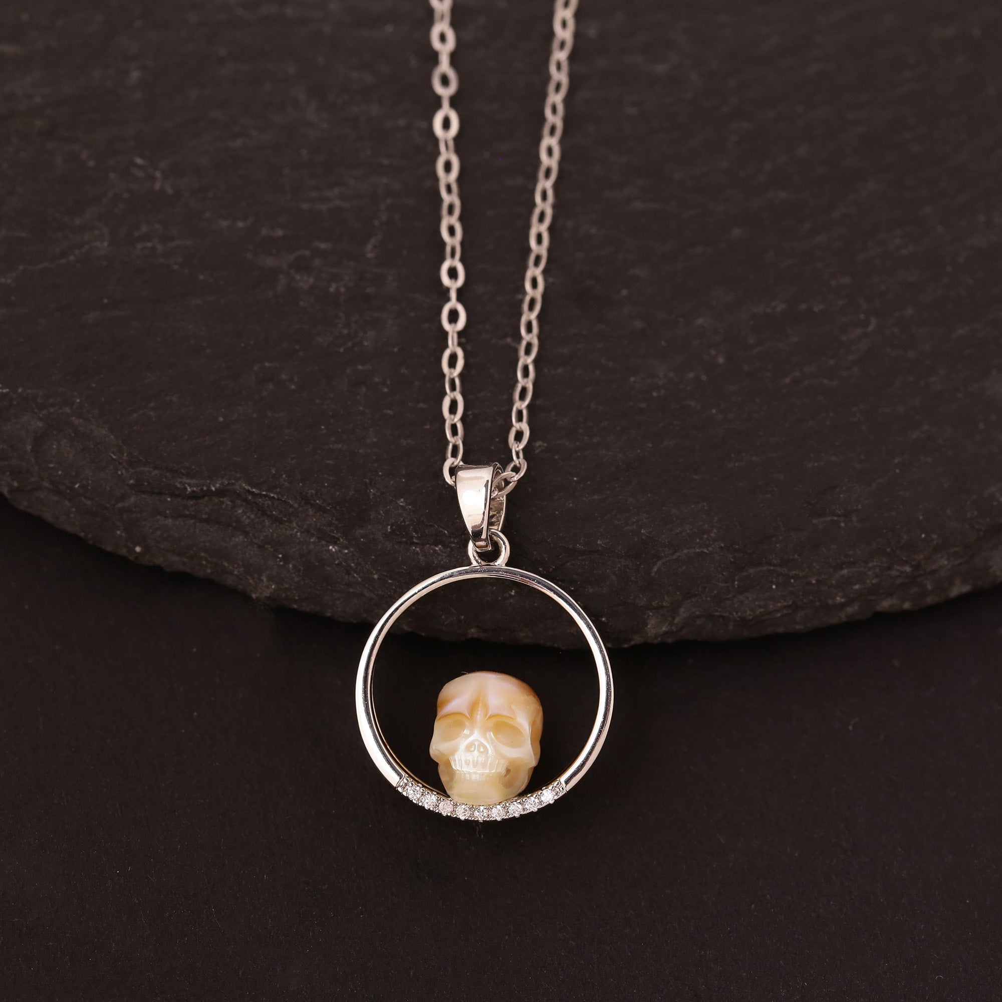 Pearl_Skull_on_Ring_Band_Penda