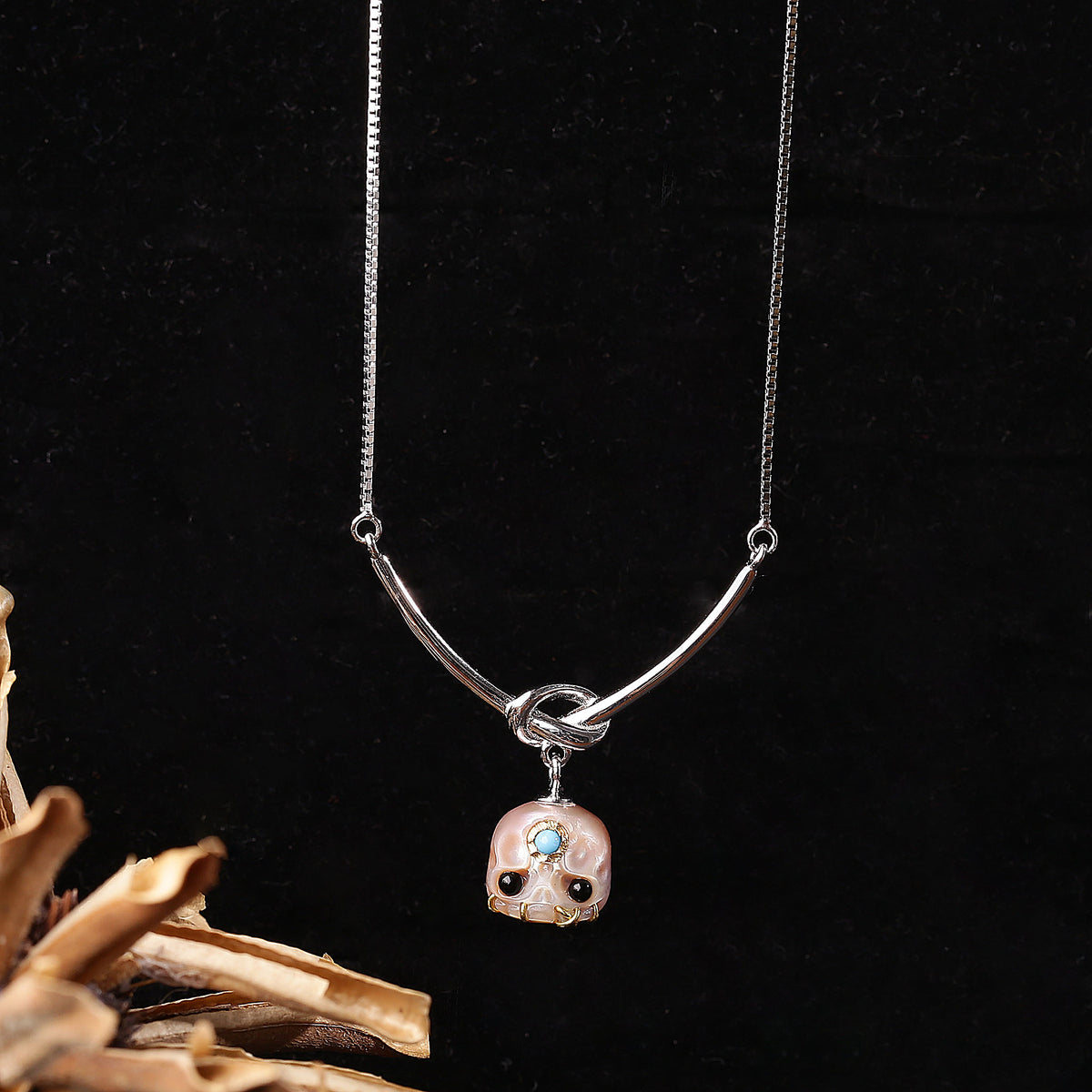 Simple Knotted Carved Pearl Skull Śmaśana Necklace