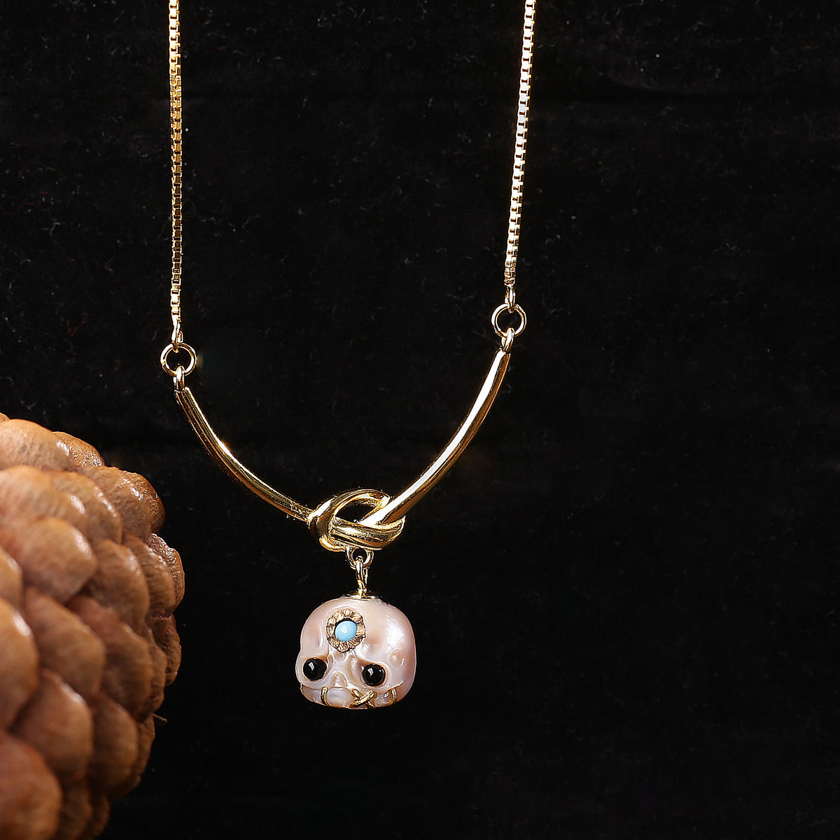 Simple Knotted Carved Pearl Skull Śmaśana Necklace