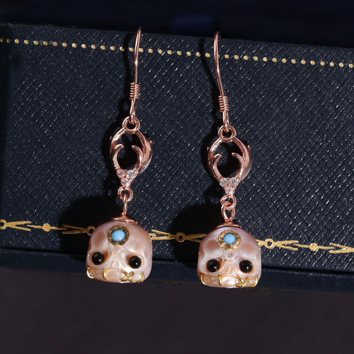 Boucles d'oreilles Classic Skull Pearl Drop Huggie