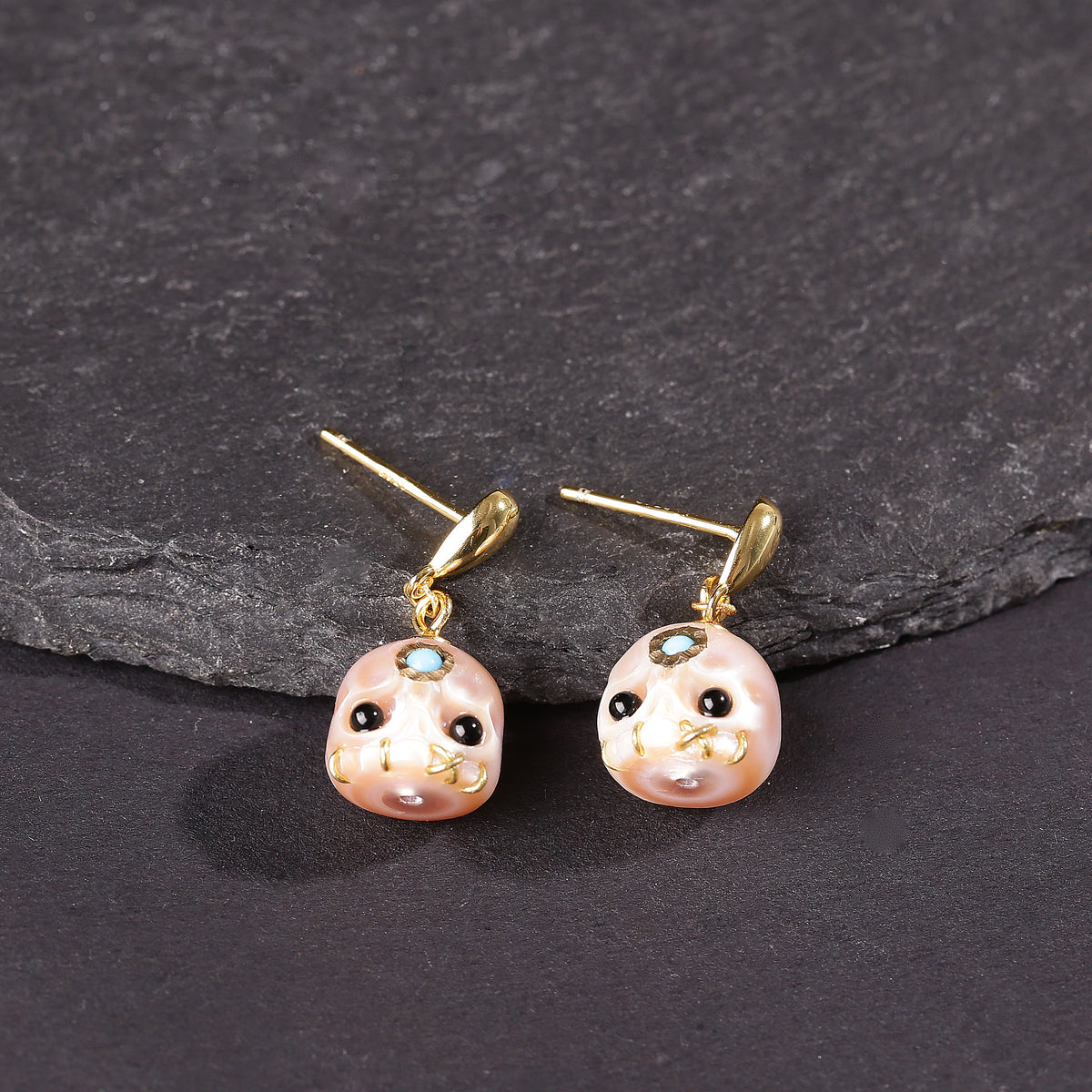 Simple Teardrop Carved Pearl Skull Śmaśana Drop Earrings