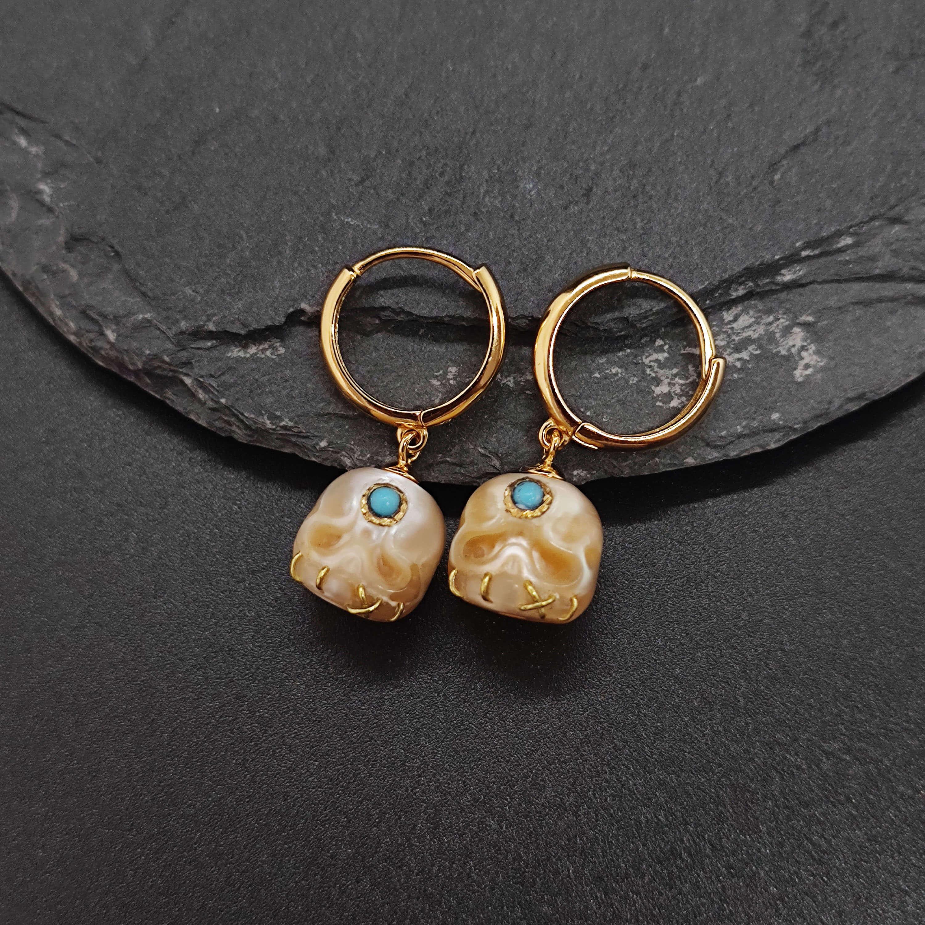 Belle Juri Śmaśana Skull Hoop Earrings